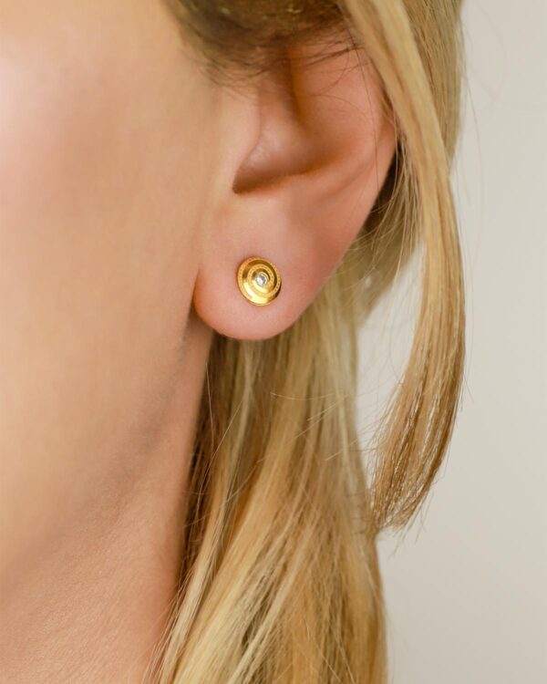 round stud earrings gold